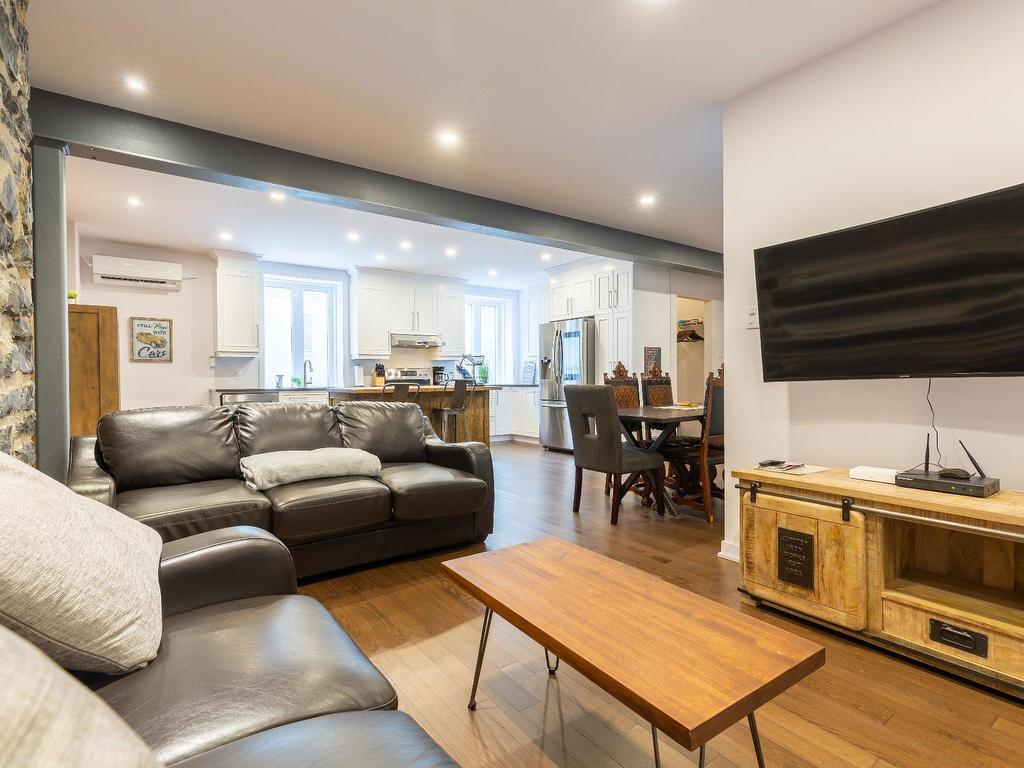 









1220

 - 1224


Rue St-Hubert

,
Montréal (Ville-Marie),




QC
H2L3Y7

