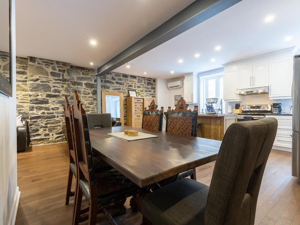 









1220

 - 1224


Rue St-Hubert

,
Montréal (Ville-Marie),




QC
H2L3Y7

