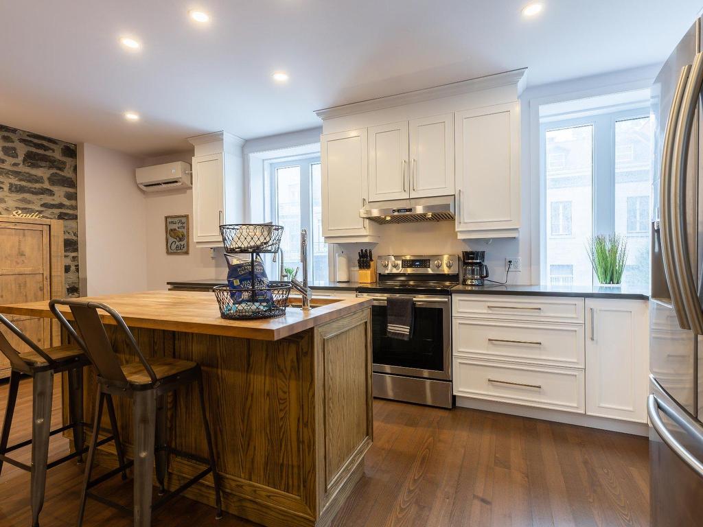 









1220

 - 1224


Rue St-Hubert

,
Montréal (Ville-Marie),




QC
H2L3Y7

