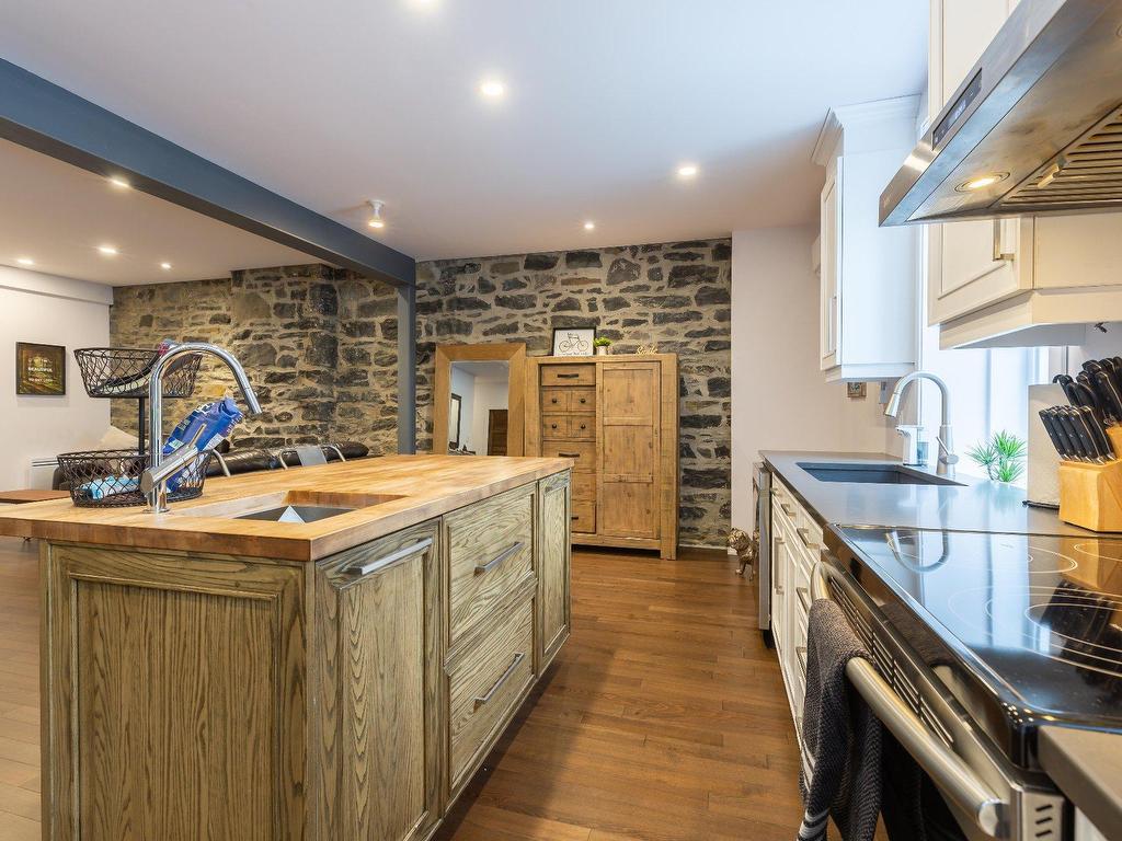 









1220

 - 1224


Rue St-Hubert

,
Montréal (Ville-Marie),




QC
H2L3Y7

