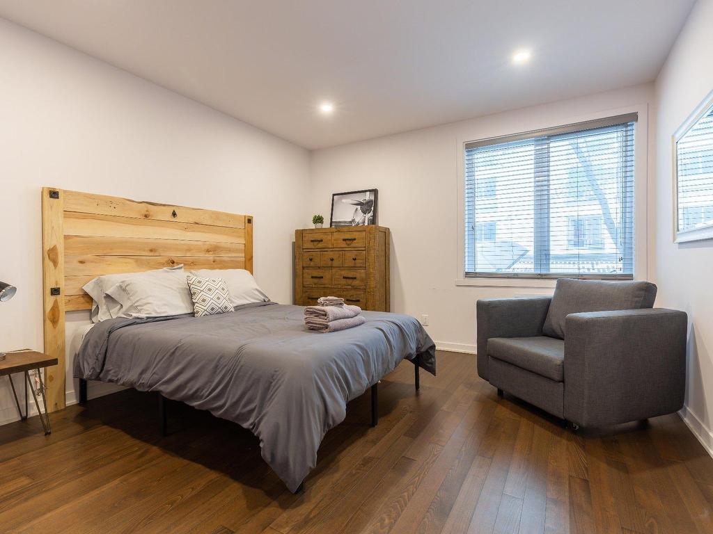 









1220

 - 1224


Rue St-Hubert

,
Montréal (Ville-Marie),




QC
H2L3Y7

