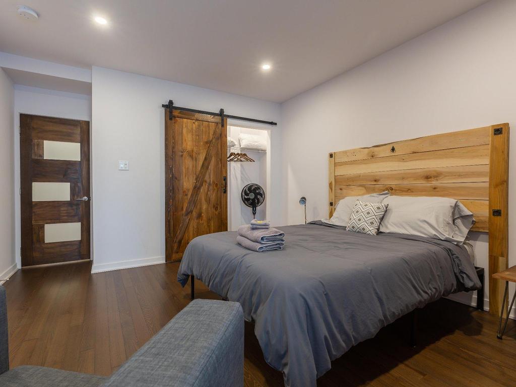 









1220

 - 1224


Rue St-Hubert

,
Montréal (Ville-Marie),




QC
H2L3Y7

