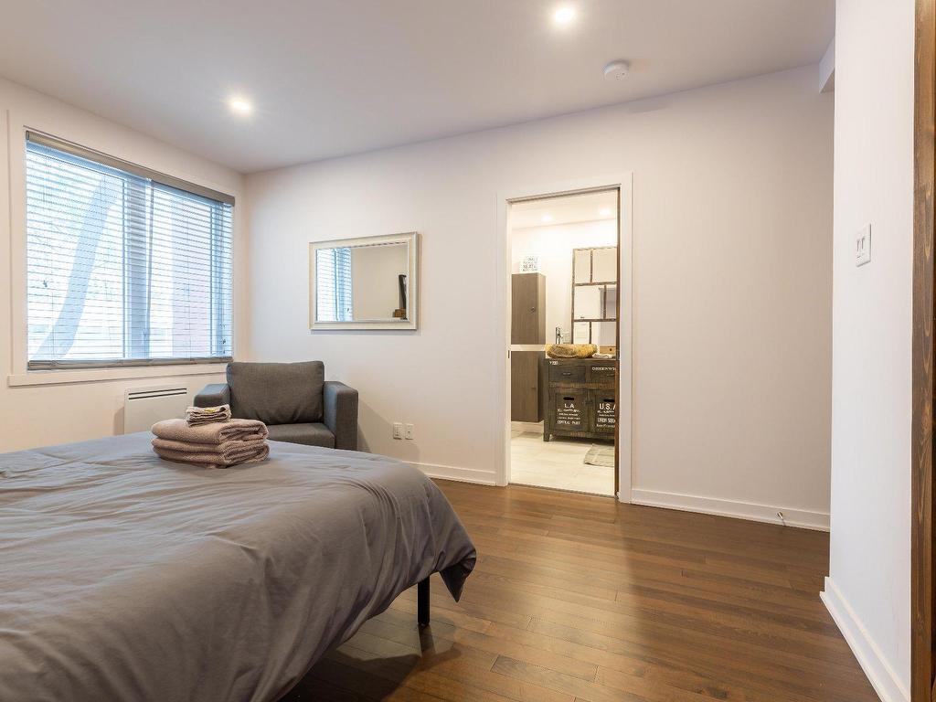 









1220

 - 1224


Rue St-Hubert

,
Montréal (Ville-Marie),




QC
H2L3Y7

