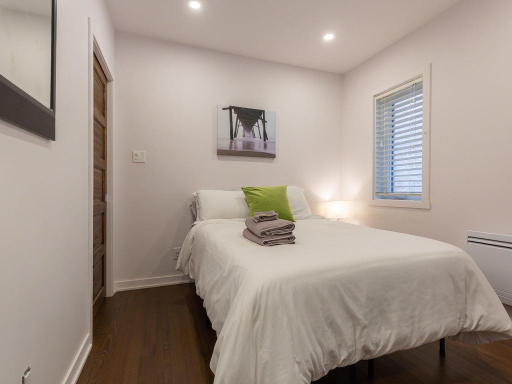 









1220

 - 1224


Rue St-Hubert

,
Montréal (Ville-Marie),




QC
H2L3Y7

