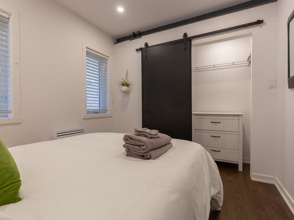 









1220

 - 1224


Rue St-Hubert

,
Montréal (Ville-Marie),




QC
H2L3Y7

