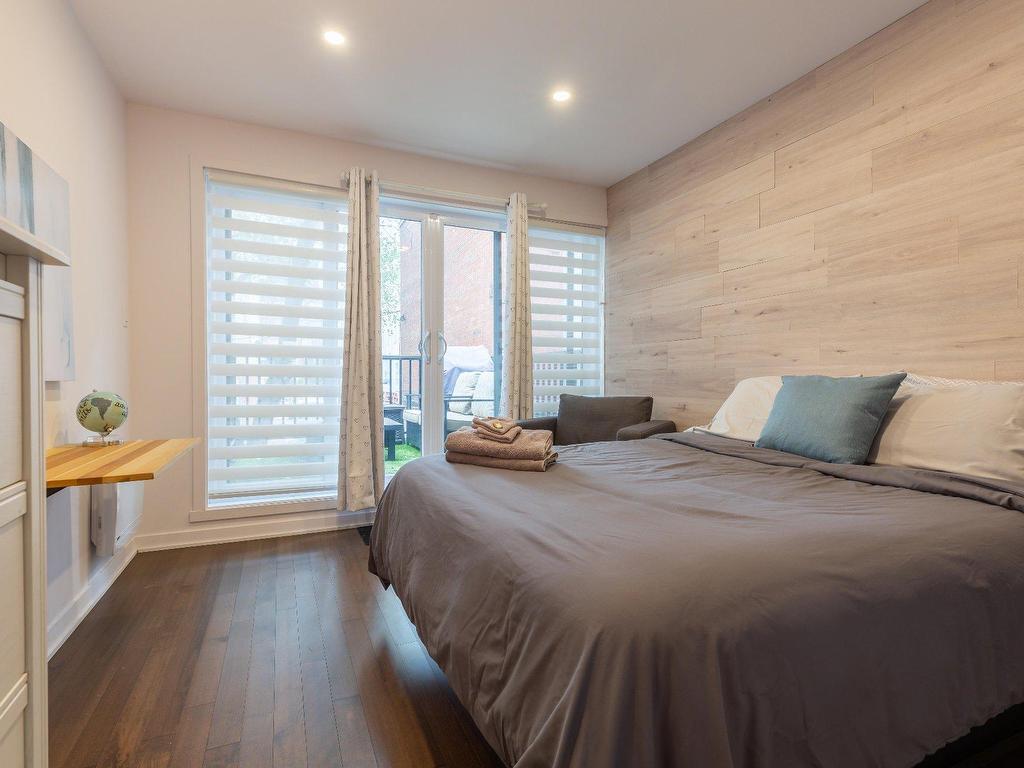 









1220

 - 1224


Rue St-Hubert

,
Montréal (Ville-Marie),




QC
H2L3Y7

