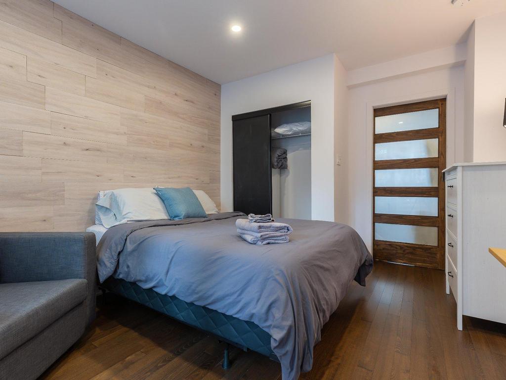 









1220

 - 1224


Rue St-Hubert

,
Montréal (Ville-Marie),




QC
H2L3Y7

