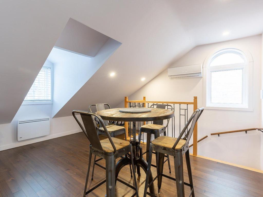 









1220

 - 1224


Rue St-Hubert

,
Montréal (Ville-Marie),




QC
H2L3Y7

