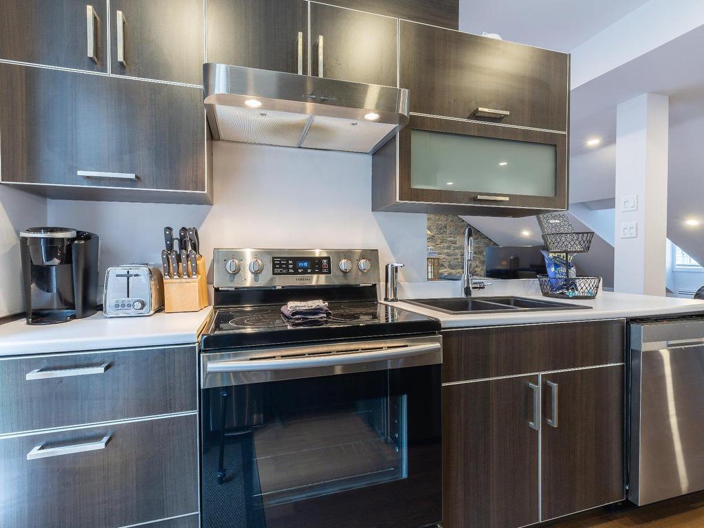 









1220

 - 1224


Rue St-Hubert

,
Montréal (Ville-Marie),




QC
H2L3Y7

