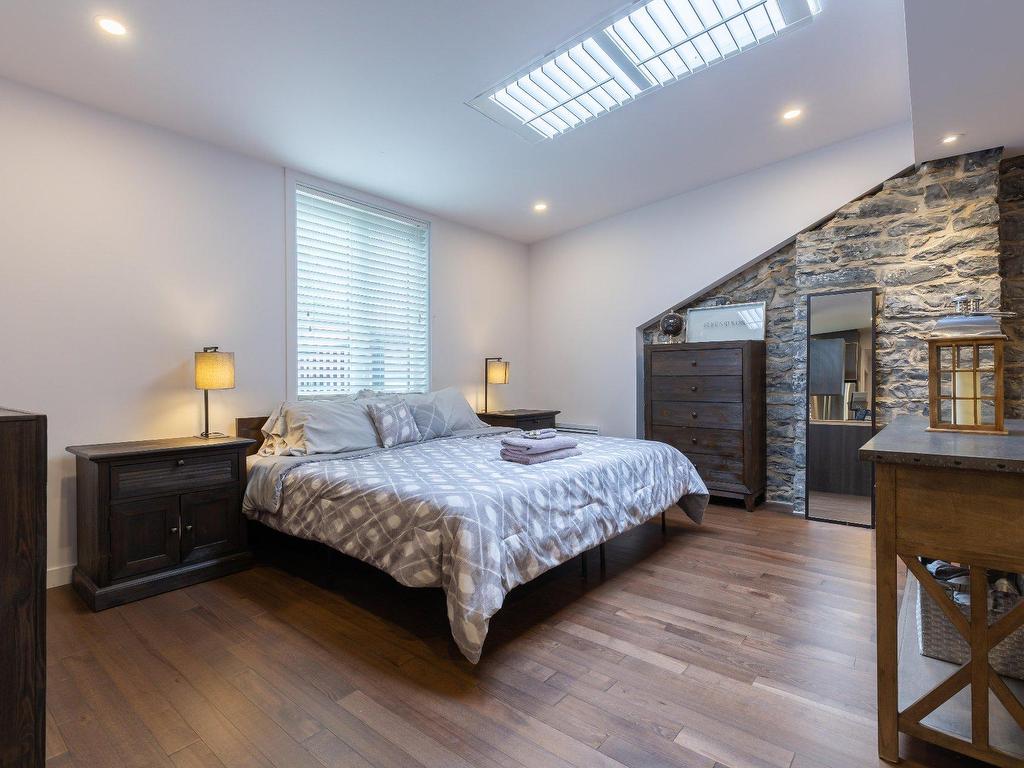 









1220

 - 1224


Rue St-Hubert

,
Montréal (Ville-Marie),




QC
H2L3Y7

