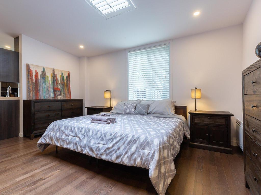 









1220

 - 1224


Rue St-Hubert

,
Montréal (Ville-Marie),




QC
H2L3Y7

