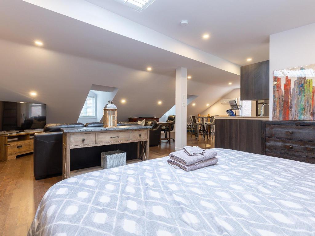 









1220

 - 1224


Rue St-Hubert

,
Montréal (Ville-Marie),




QC
H2L3Y7

