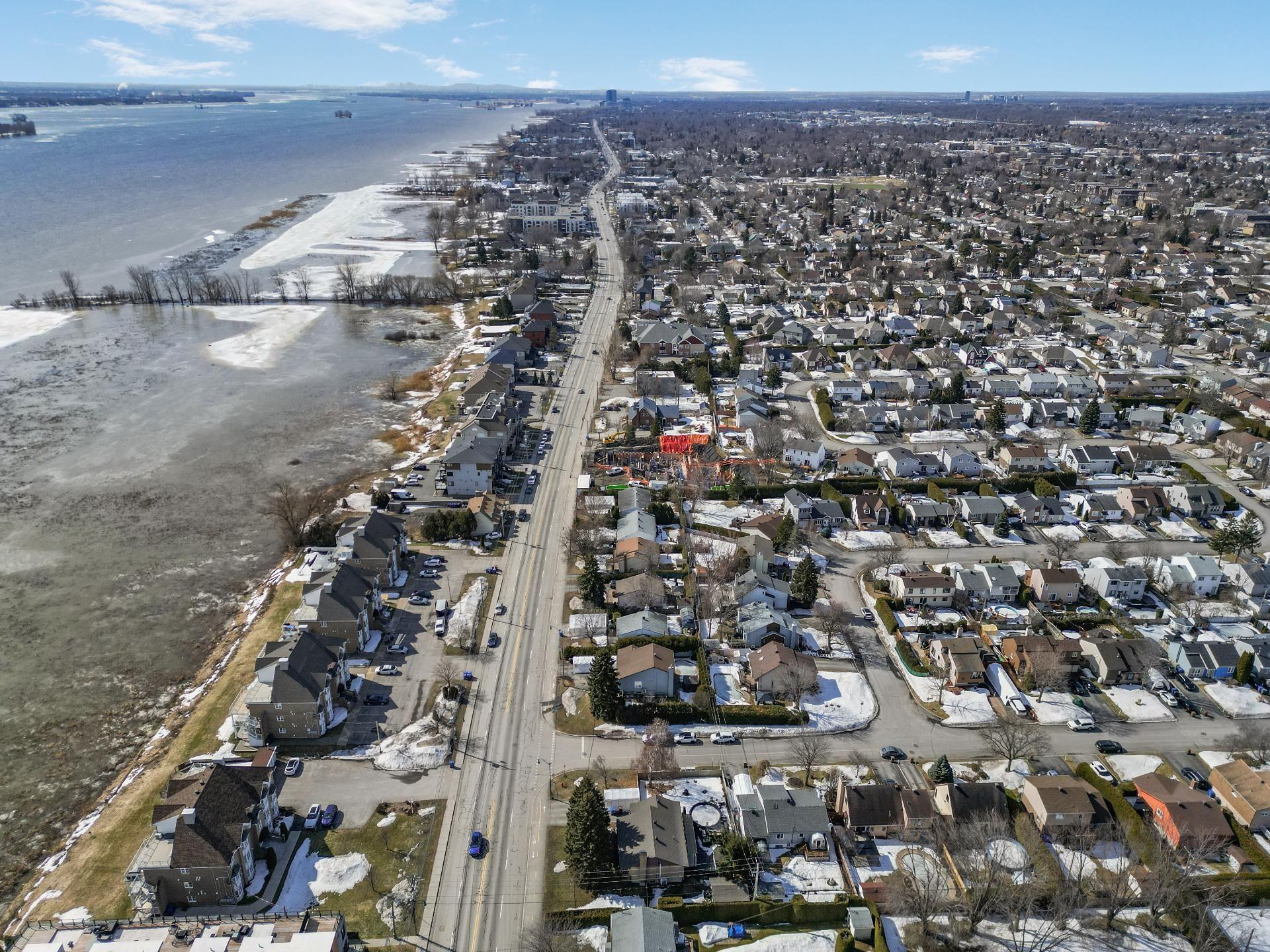 









979


Rue Notre-Dame

,
Repentigny (Repentigny),




QC
J5Y1C9

