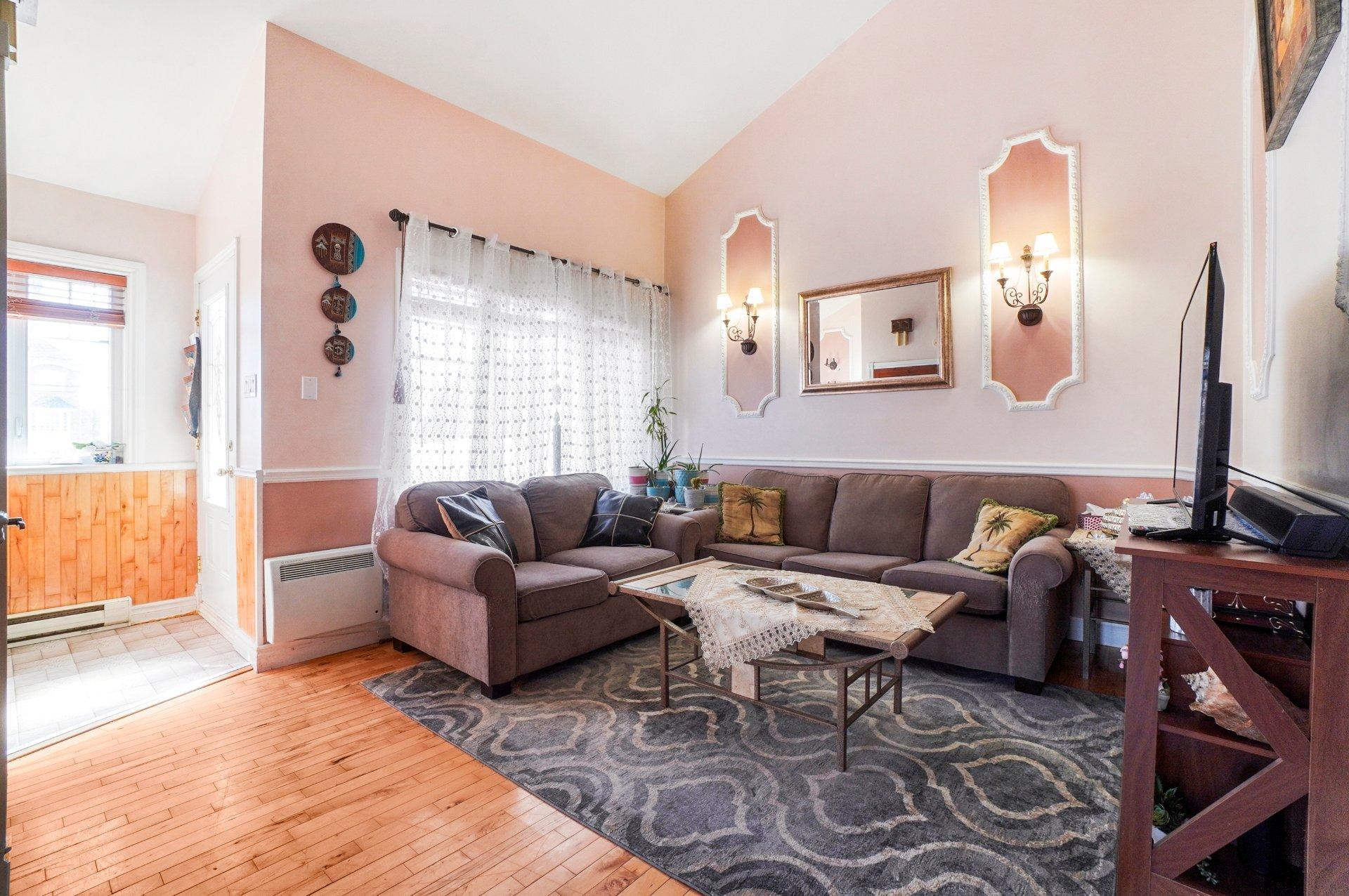 









979


Rue Notre-Dame

,
Repentigny (Repentigny),




QC
J5Y1C9

