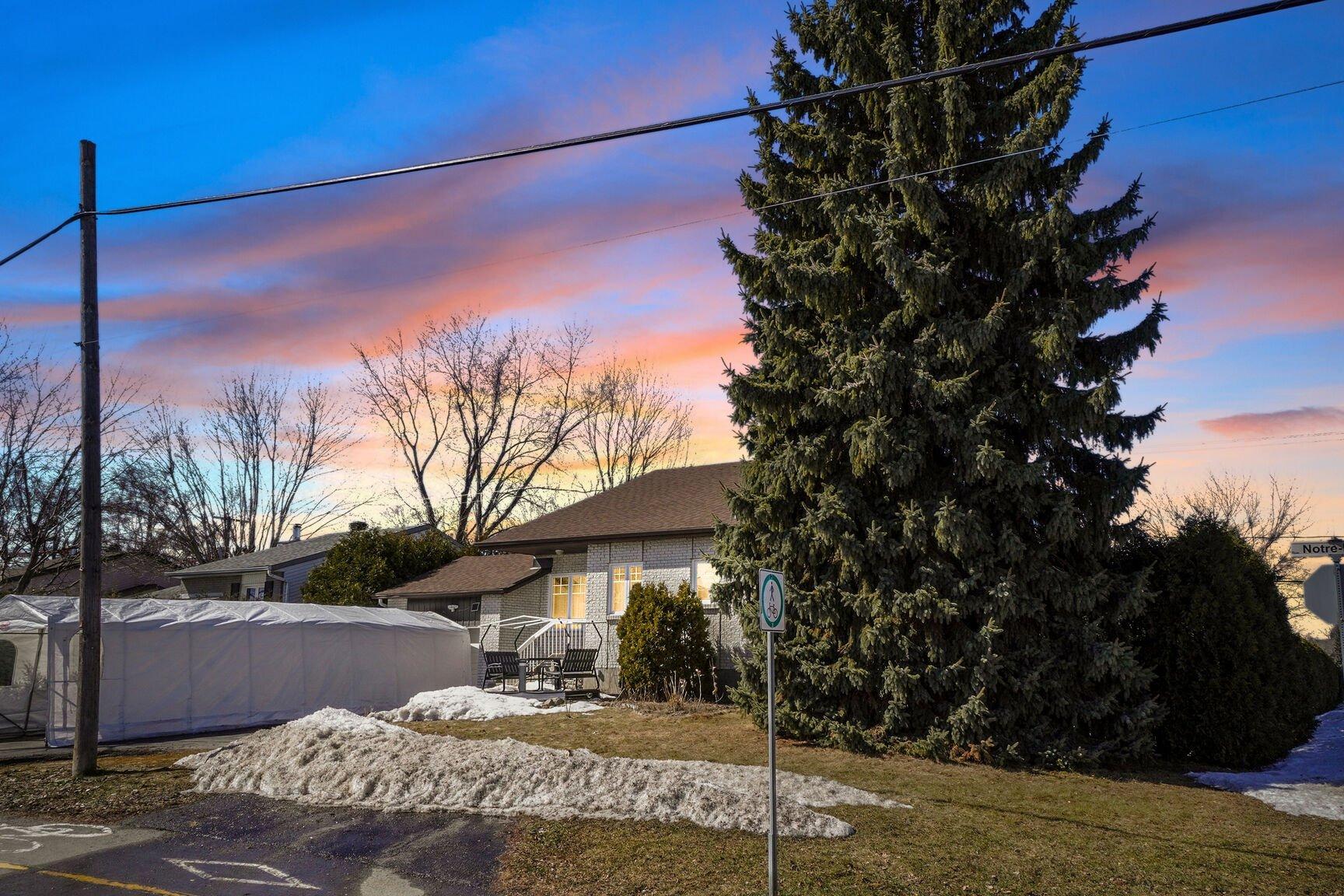 









979


Rue Notre-Dame

,
Repentigny (Repentigny),




QC
J5Y1C9

