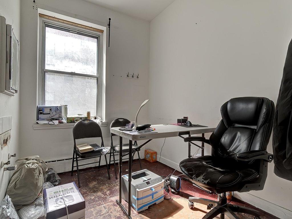 









1015


Boul. St-Laurent

,
Montréal (Ville-Marie),




QC
H2Z1J4

