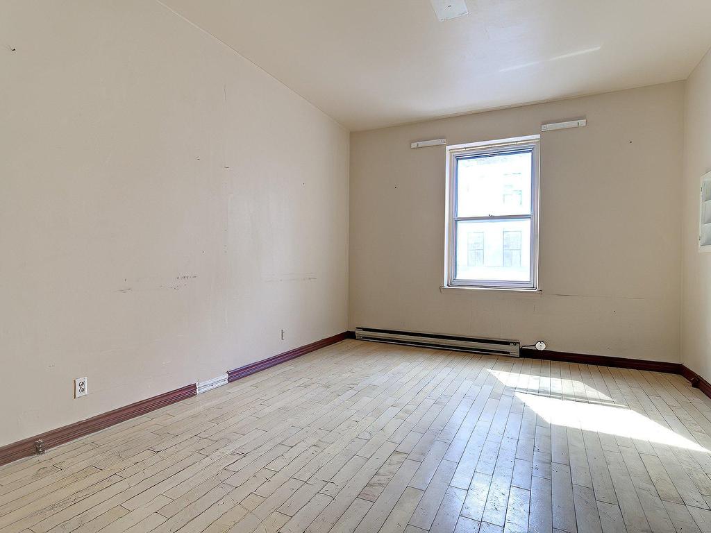 









1015


Boul. St-Laurent

,
Montréal (Ville-Marie),




QC
H2Z1J4

