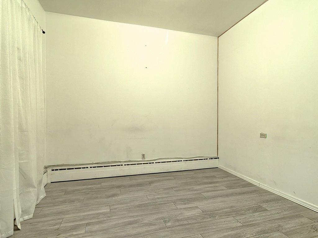 









1015


Boul. St-Laurent

,
Montréal (Ville-Marie),




QC
H2Z1J4

