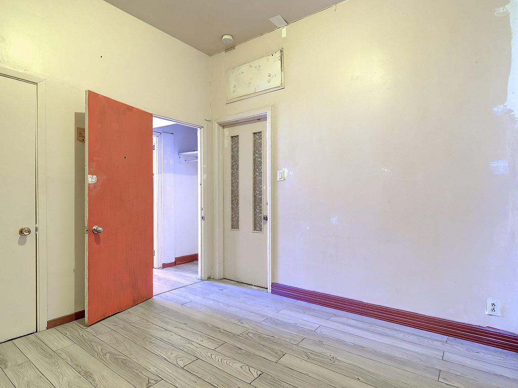 









1015


Boul. St-Laurent

,
Montréal (Ville-Marie),




QC
H2Z1J4

