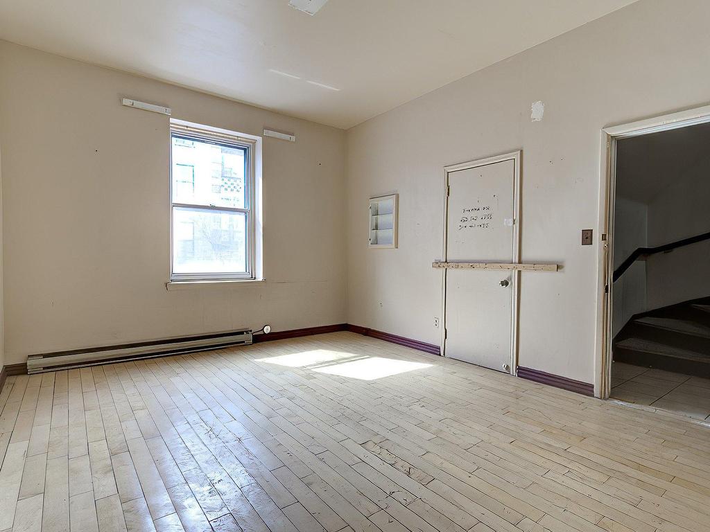 









1015


Boul. St-Laurent

,
Montréal (Ville-Marie),




QC
H2Z1J4

