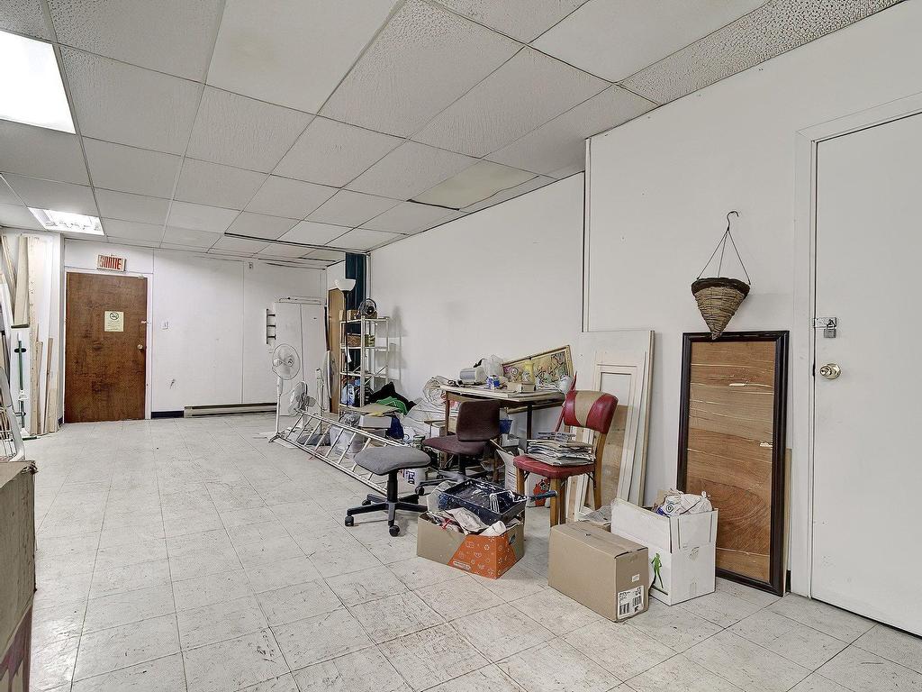 









1015


Boul. St-Laurent

,
Montréal (Ville-Marie),




QC
H2Z1J4

