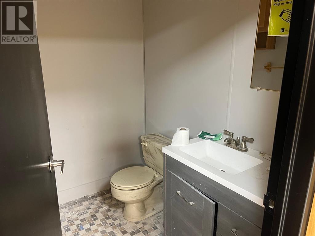 












17 Manitoba RD

,
Elliot Lake,




Ontario
P5A2A6

