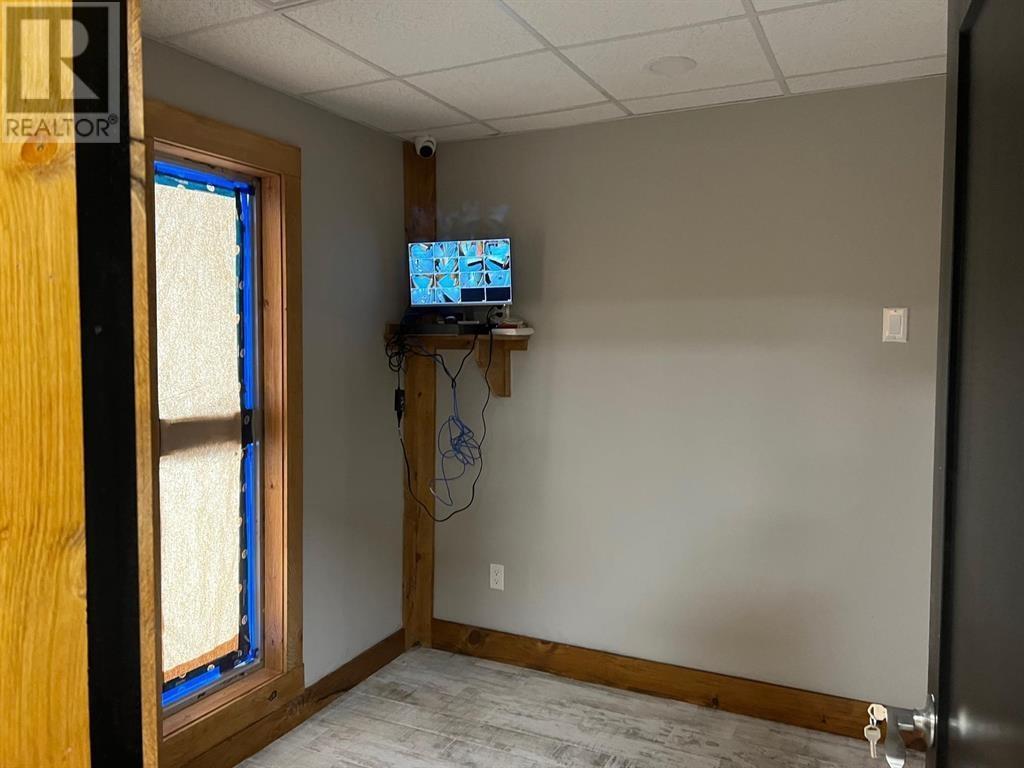 












17 Manitoba RD

,
Elliot Lake,




Ontario
P5A2A6


