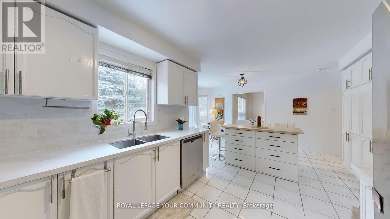 












175 RHODES CIRCLE

,
Newmarket,




Ontario
L3X1V3

