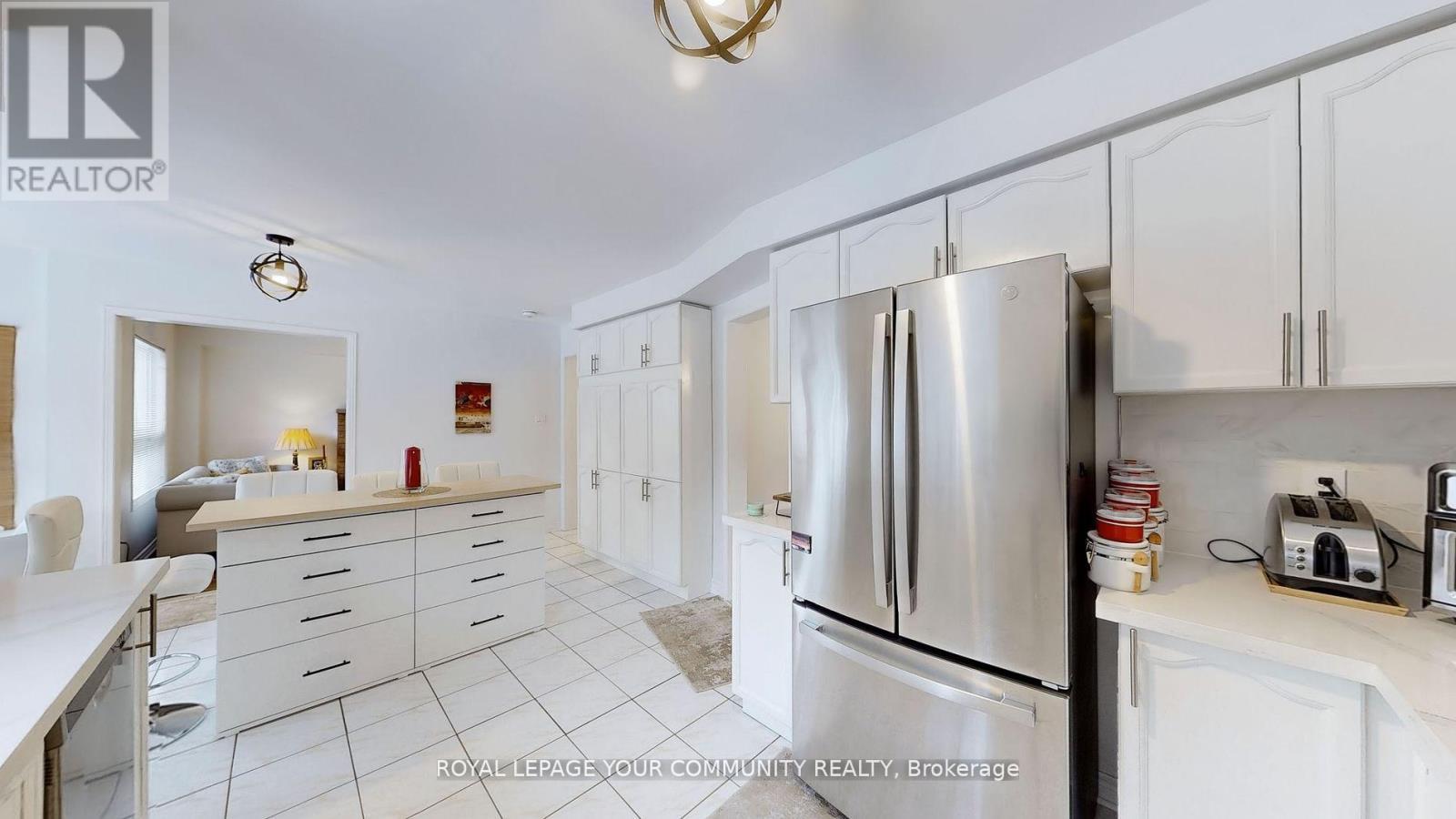 












175 RHODES CIRCLE

,
Newmarket,




Ontario
L3X1V3

