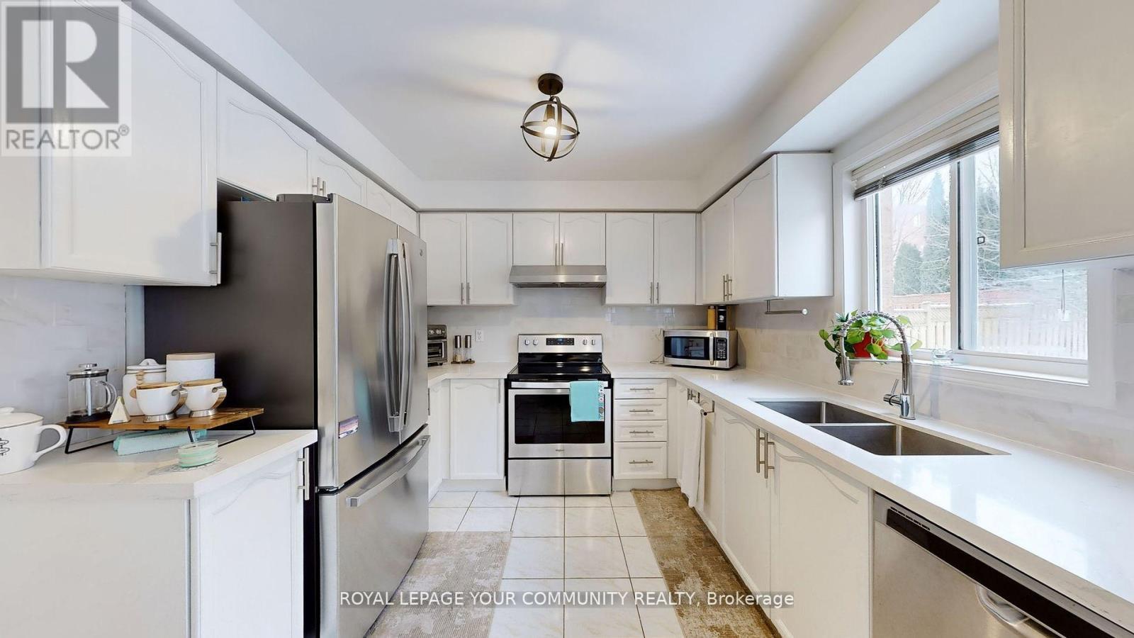 












175 RHODES CIRCLE

,
Newmarket,




Ontario
L3X1V3


