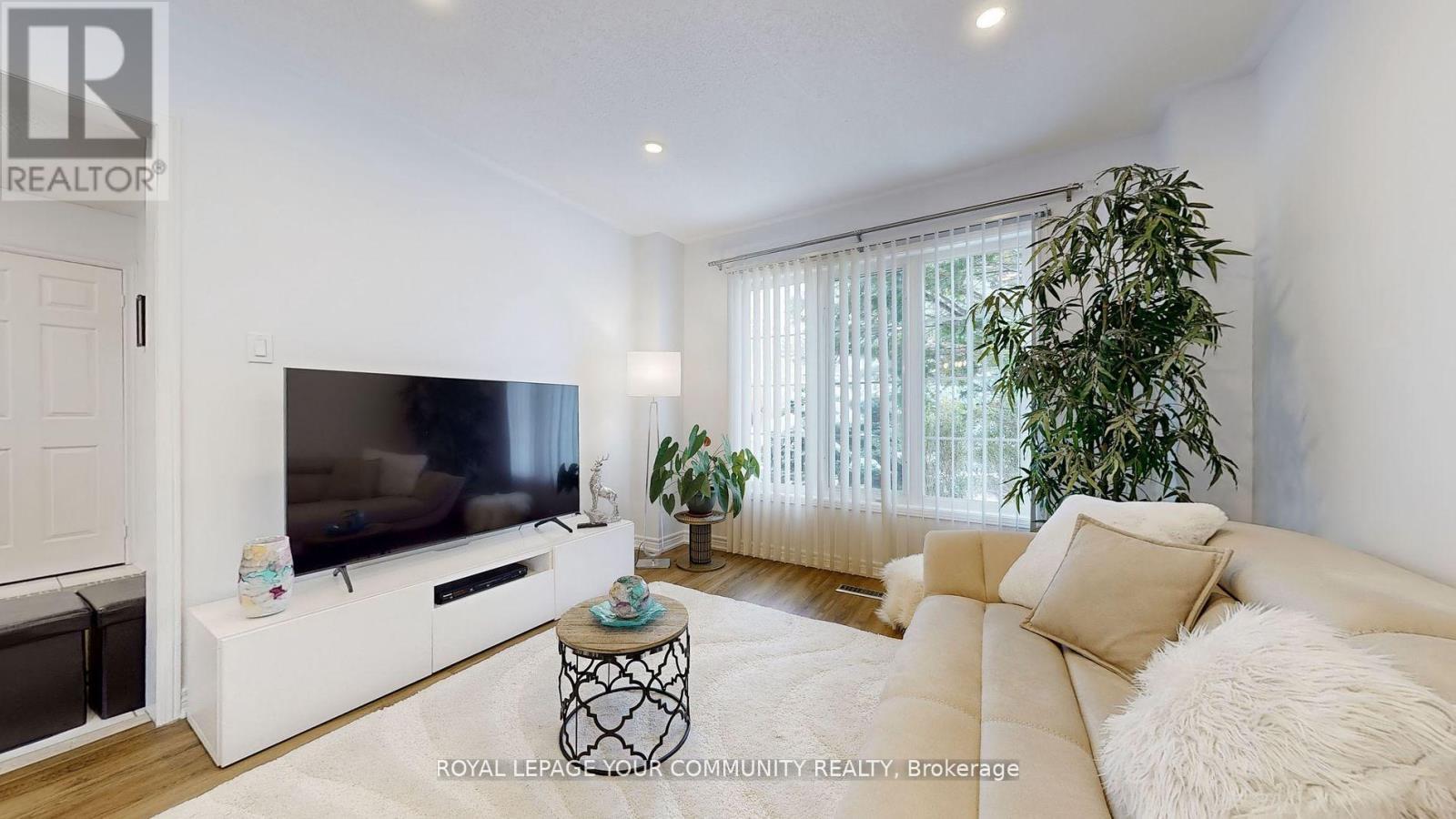 












175 RHODES CIRCLE

,
Newmarket,




Ontario
L3X1V3

