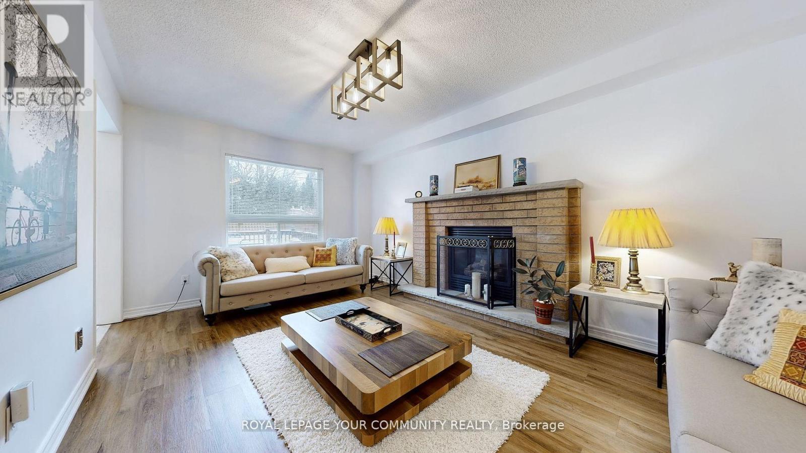 












175 RHODES CIRCLE

,
Newmarket,




Ontario
L3X1V3


