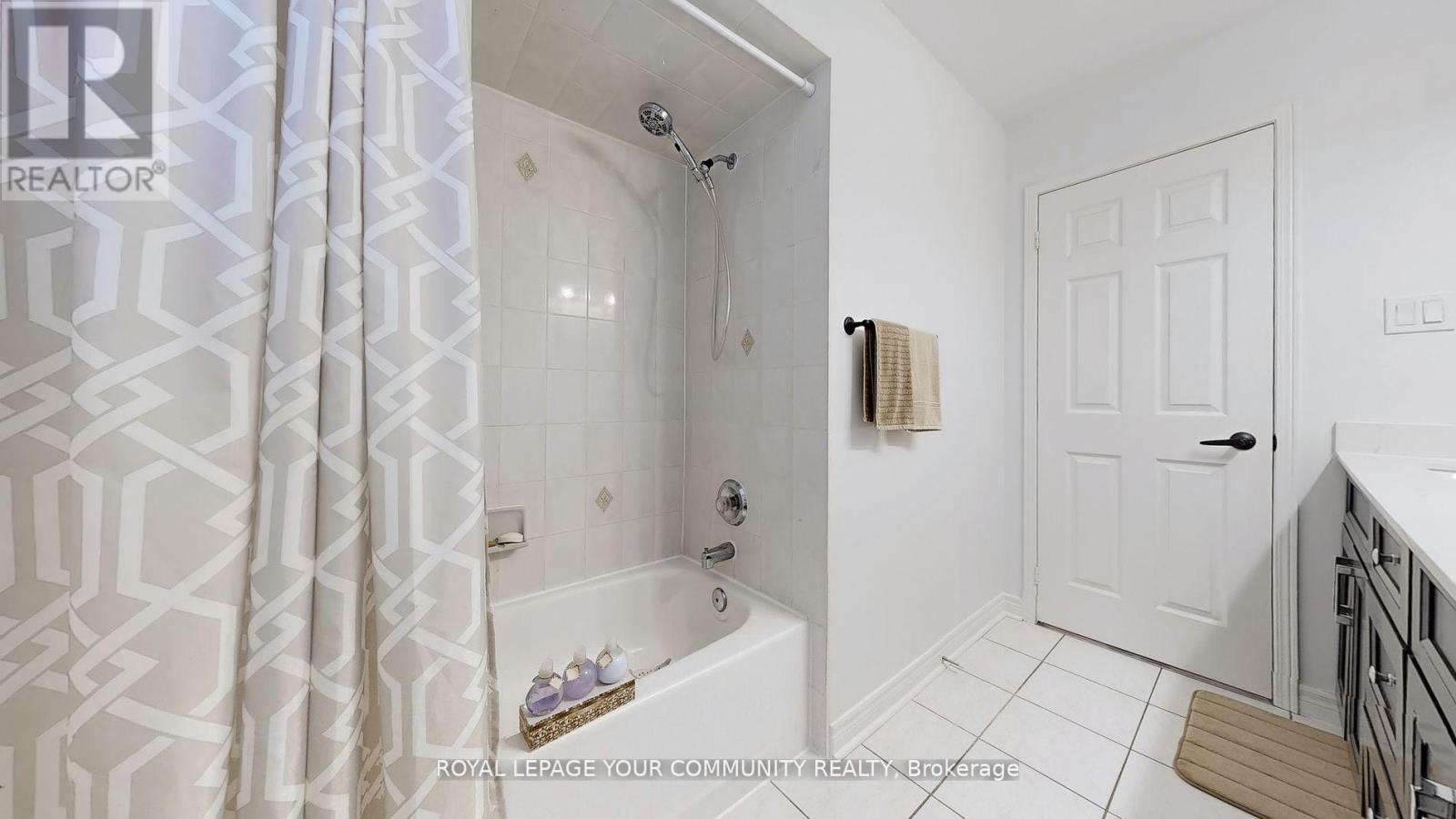 












175 RHODES CIRCLE

,
Newmarket,




Ontario
L3X1V3

