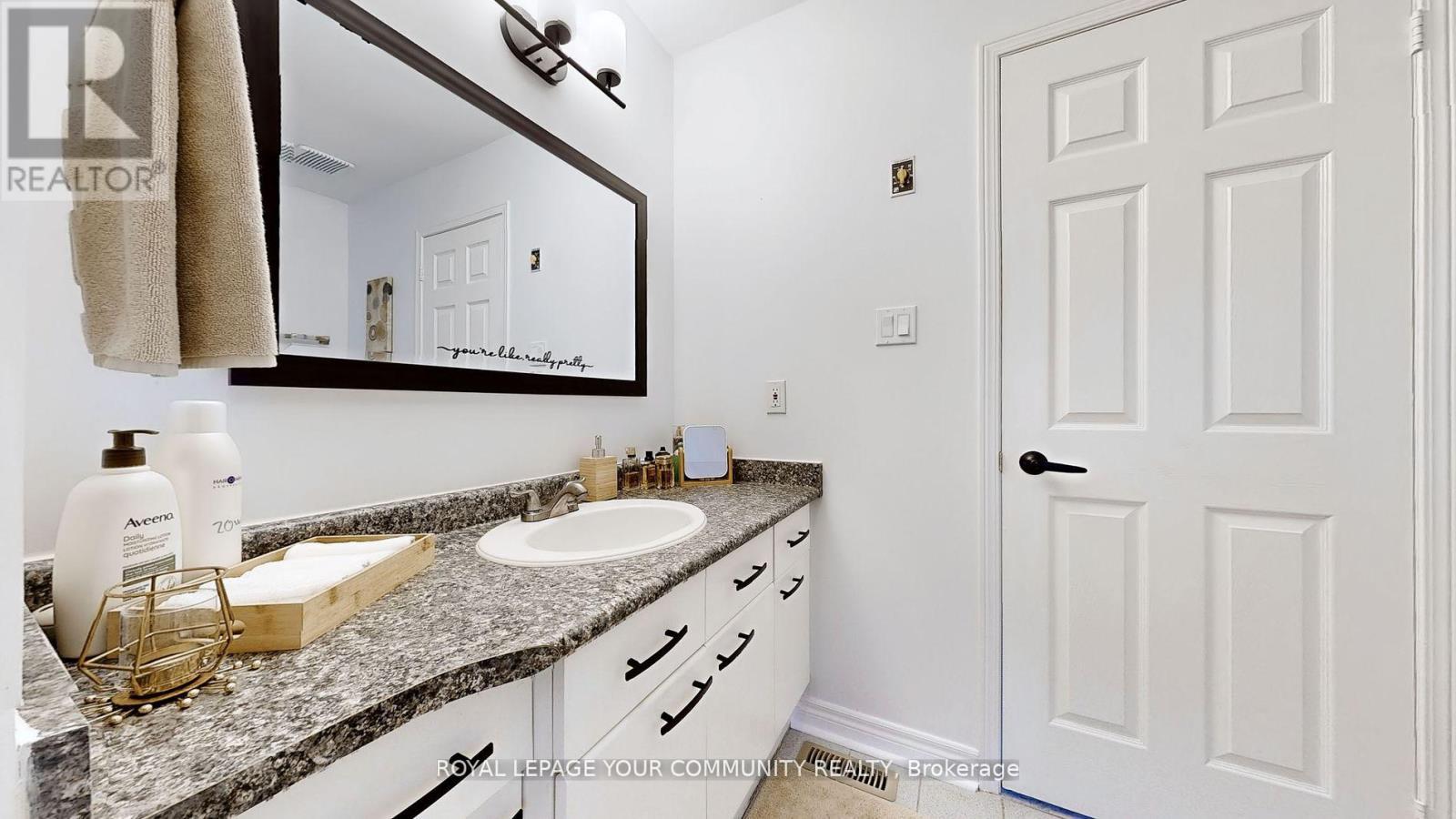 












175 RHODES CIRCLE

,
Newmarket,




Ontario
L3X1V3

