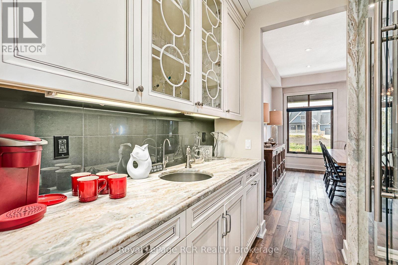 












4 MEADOWLARK WAY

,
Clearview,




Ontario
L9Y0K1

