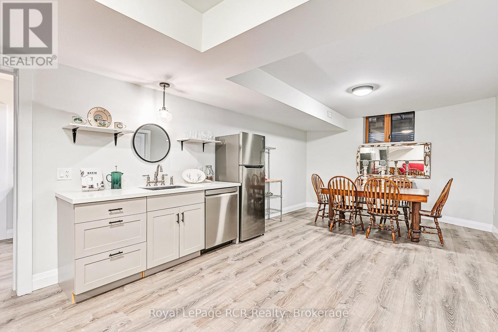 












4 MEADOWLARK WAY

,
Clearview,




Ontario
L9Y0K1

