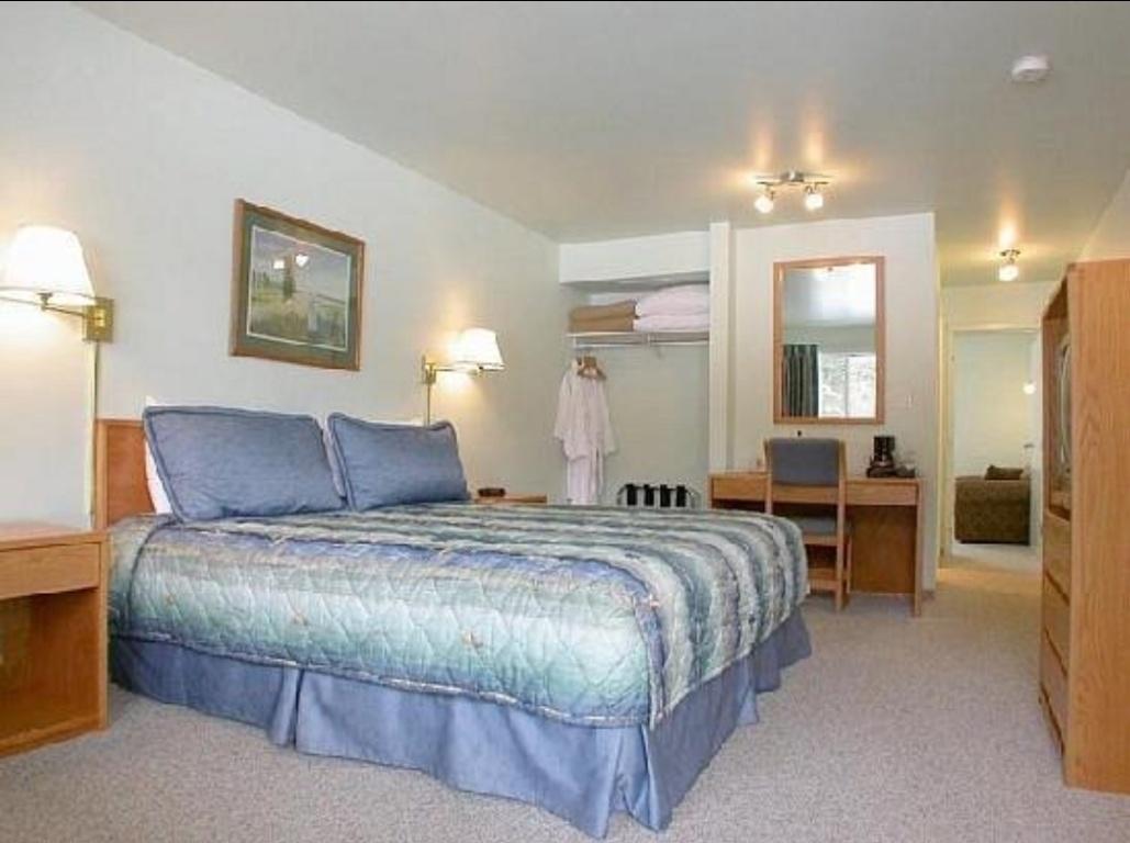 









2037


Hunter Frontage

Road,
Christina Lake,




BC
V0H 1E2

