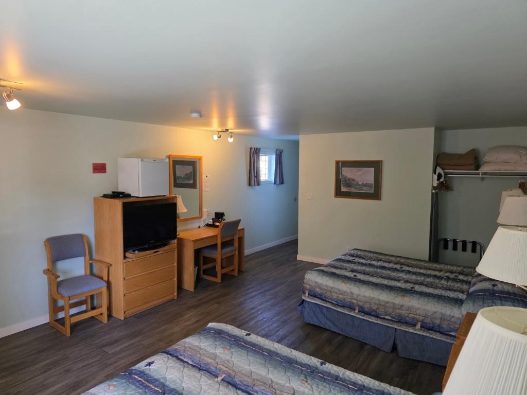 









2037


Hunter Frontage

Road,
Christina Lake,




BC
V0H 1E2

