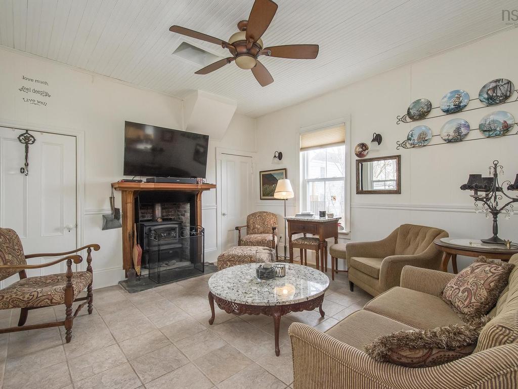 












51 Fox Street

,
Lunenburg,




NS
B0J 2C0

