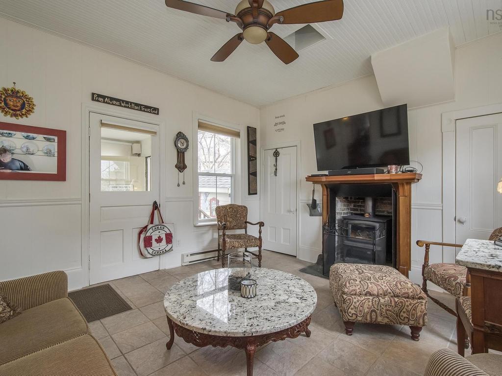 












51 Fox Street

,
Lunenburg,




NS
B0J 2C0

