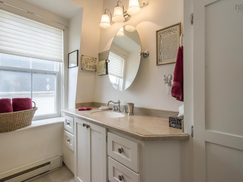 












51 Fox Street

,
Lunenburg,




NS
B0J 2C0

