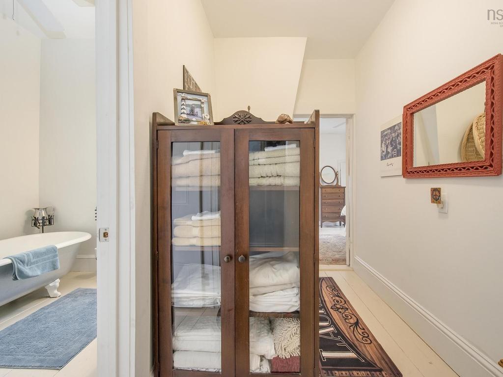 












51 Fox Street

,
Lunenburg,




NS
B0J 2C0

