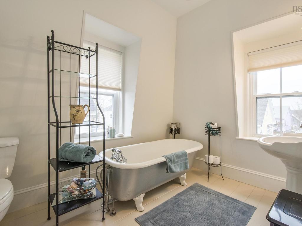 












51 Fox Street

,
Lunenburg,




NS
B0J 2C0

