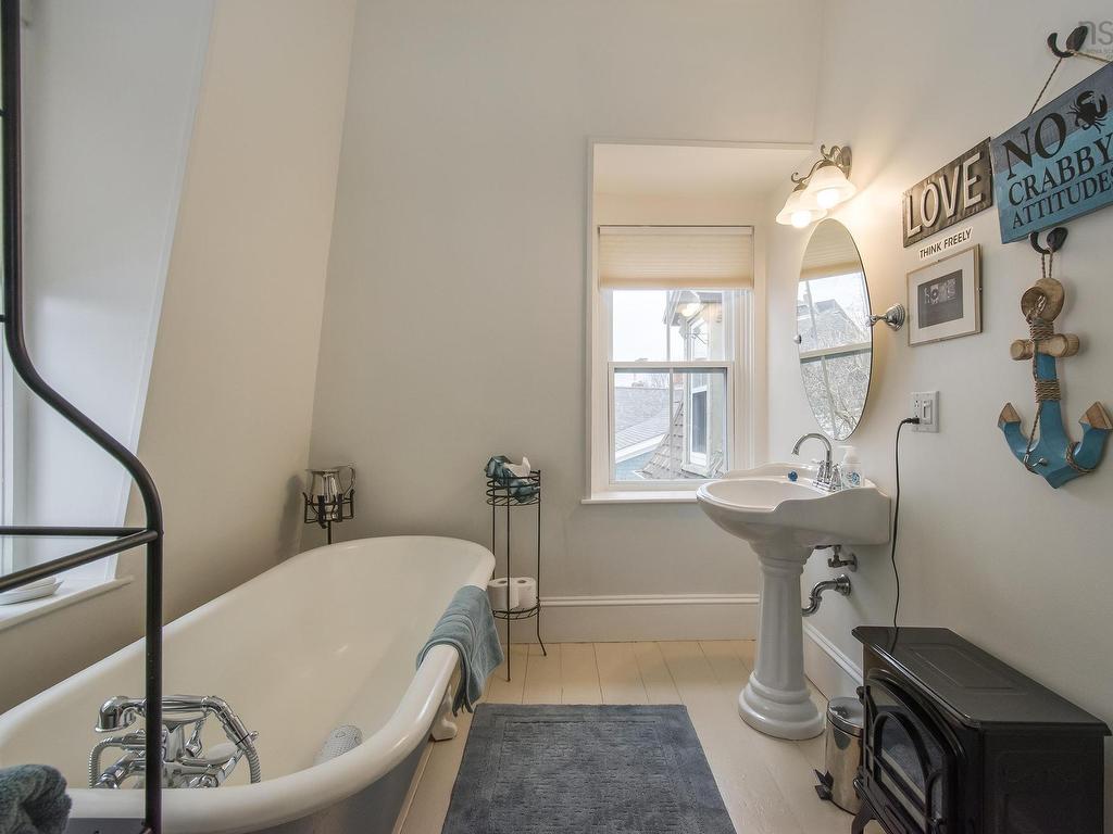 












51 Fox Street

,
Lunenburg,




NS
B0J 2C0

