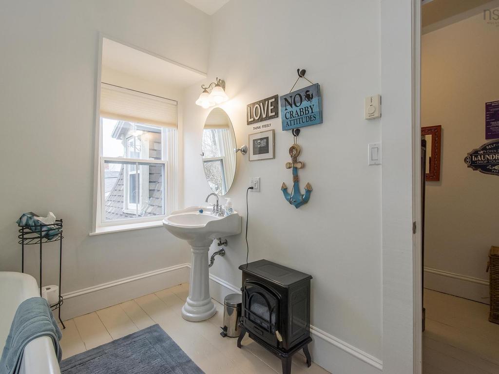 












51 Fox Street

,
Lunenburg,




NS
B0J 2C0

