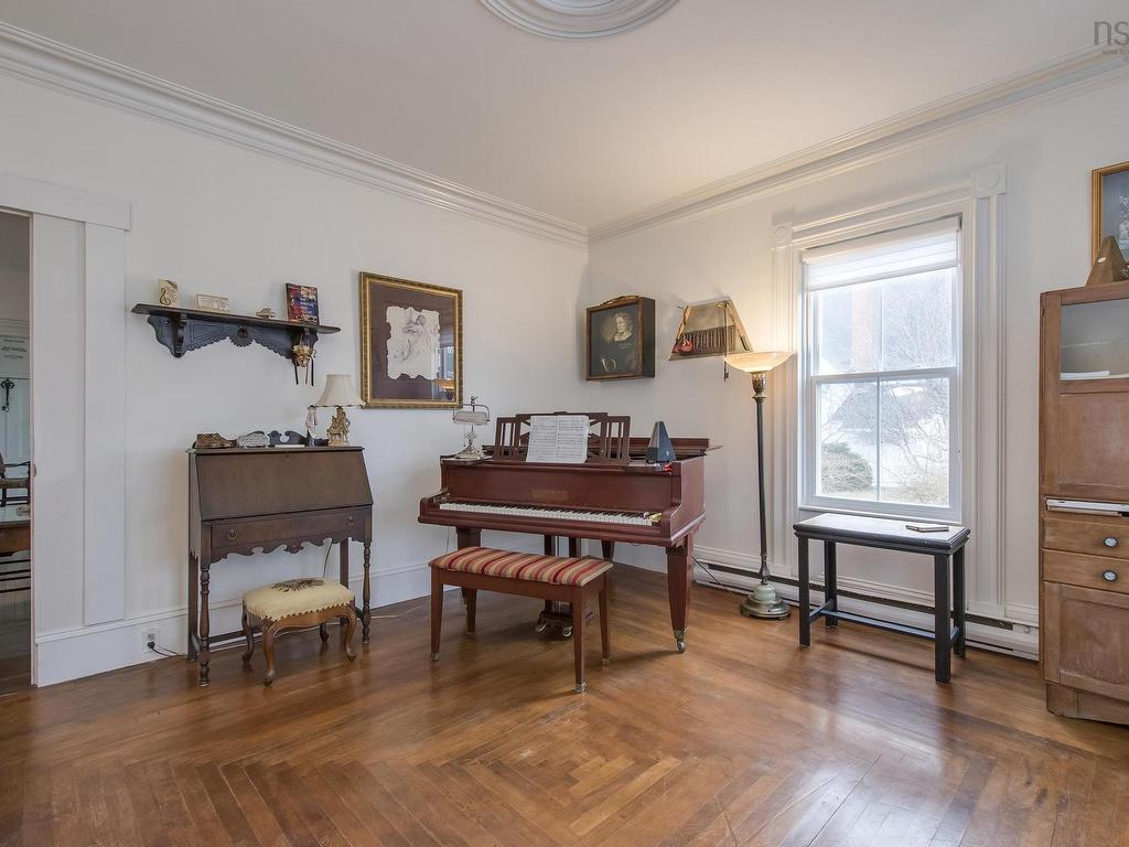 












51 Fox Street

,
Lunenburg,




NS
B0J 2C0

