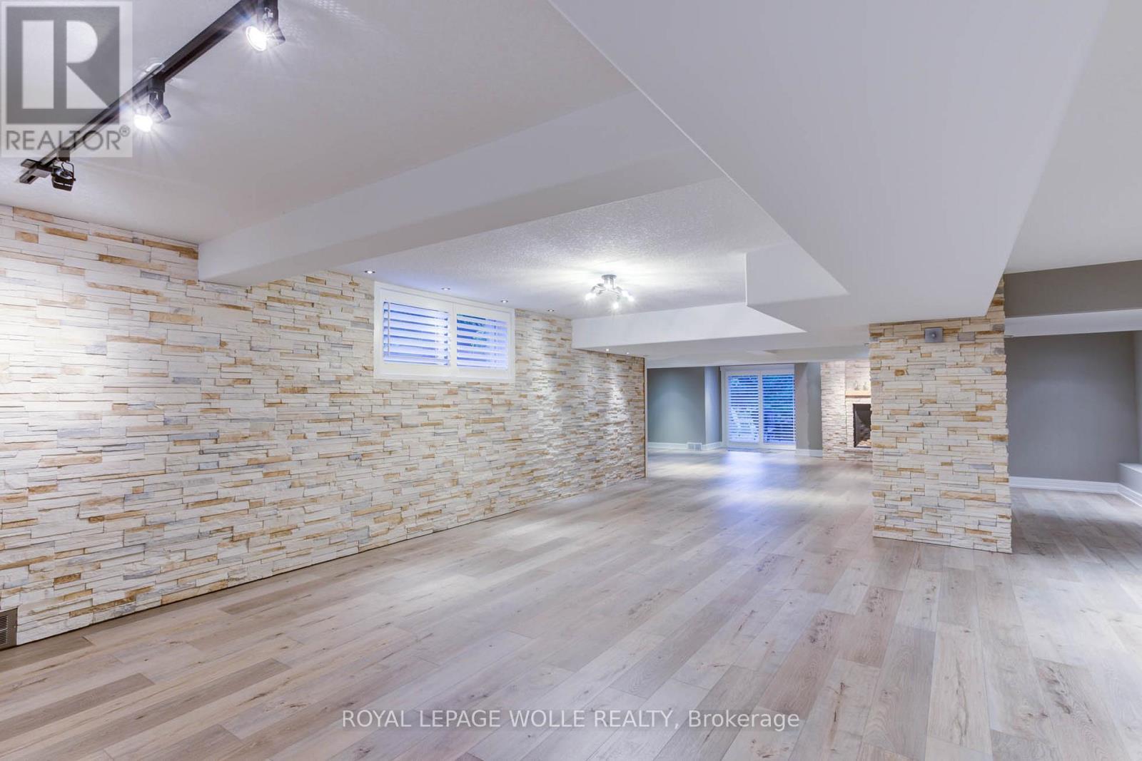 












14 JAMES COURT

,
Wellesley,




Ontario
N0B2M1

