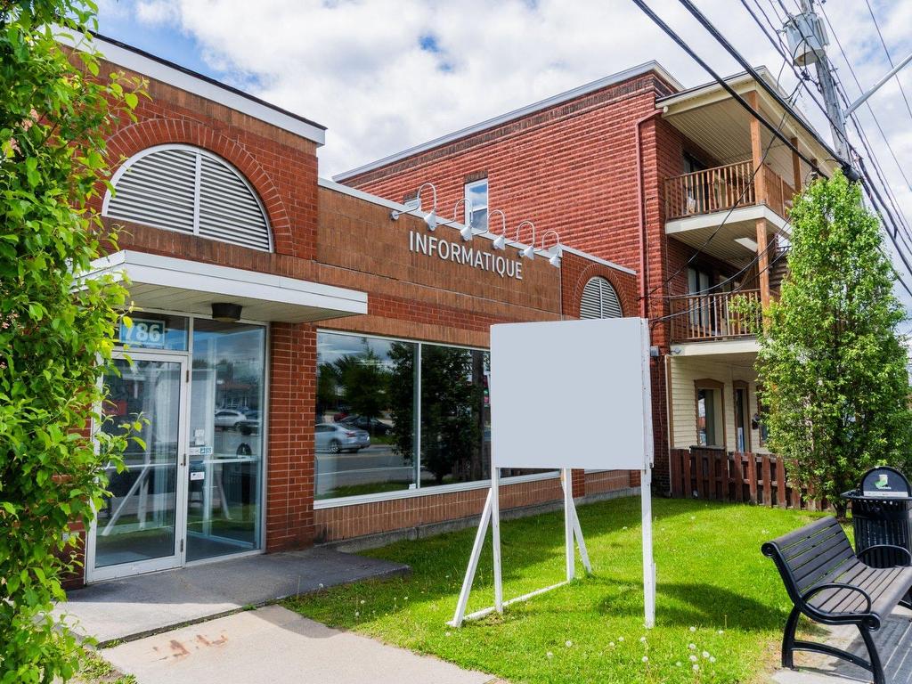 









786


Rue King E.

,
Sherbrooke (Fleurimont),




QC
J1G1C5

