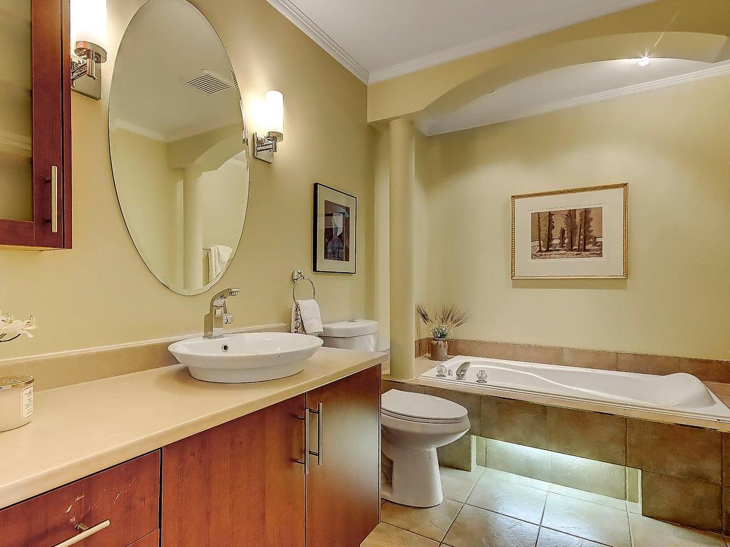 









1582


Rue St-Jacques

,
Saint-Bruno-de-Montarville,




QC
J3V6K6

