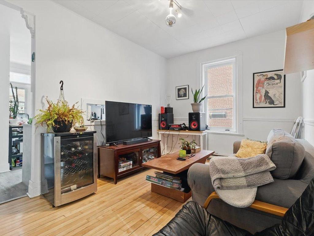 









5421

 - 5425


4e Avenue

,
Montréal (Rosemont/La Petite-Patrie),




QC
H1Y2V5

